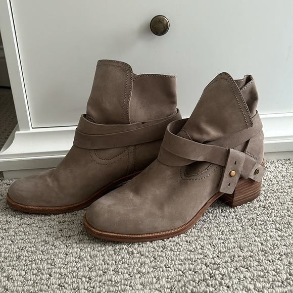 Ugg Suede boots - Picture 2 of 5